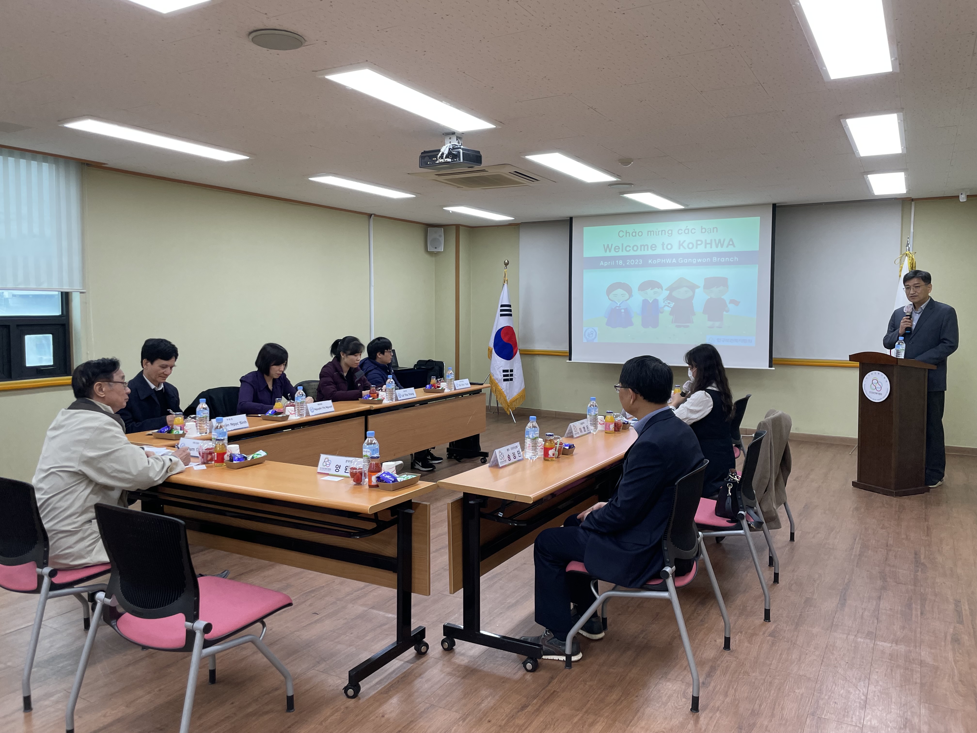 한국과 베트남 국가가 인구성 재생산 건강 분야 기술교류 확대 및 개발협력 플랫폼 구축을 위해 회의를 하고있는 사진이다.