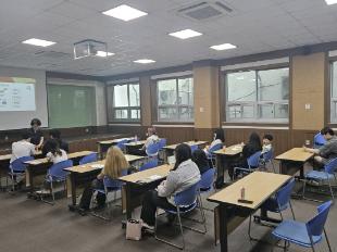 콘돔 사용 실습을 진행하고 있다.