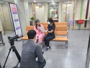 인천 탐구생활 시즌2 가족보건의원을 촬영하고 있다.