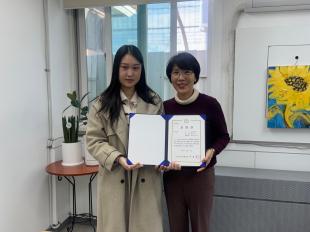 상장수여 후 기념촬영을 하고있다