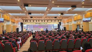 부산광역시장박형준이 기념사를 하고 있다.