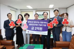 참석자들이 단체사진을 촬영하고 있다.